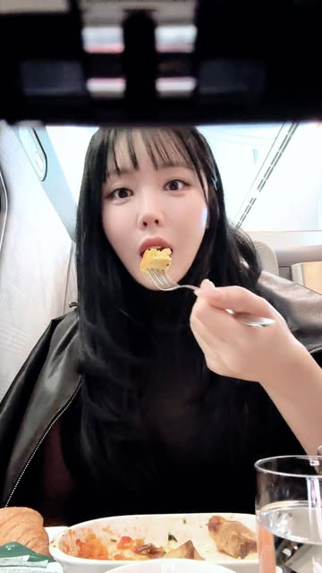 Hong Jin Young、飛行機の中でゆったりとした食事...明るく活気ある日常を共有