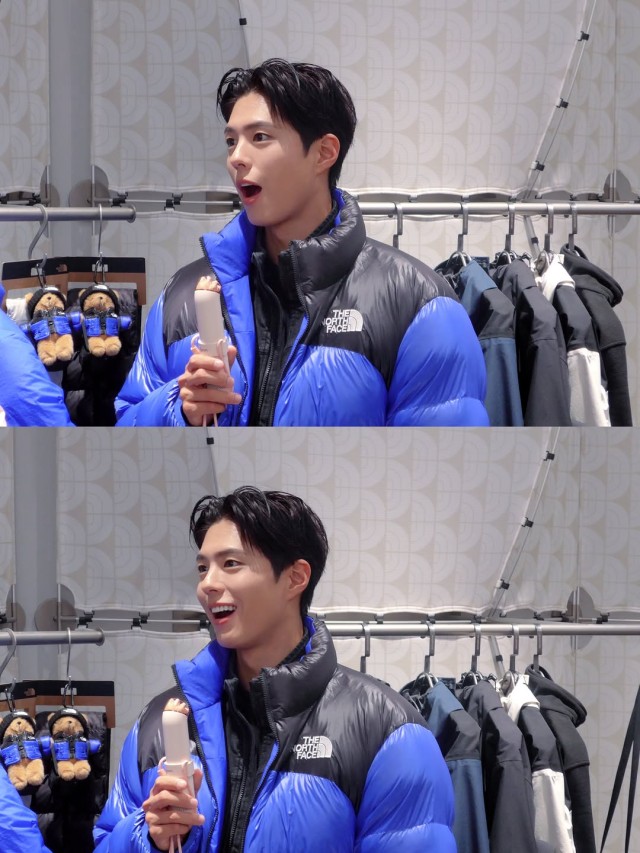 Park Bo-gum, wearing an olive-colored padded jacket, takes a mirror selfie... even ordinary daily life with a refreshing smile