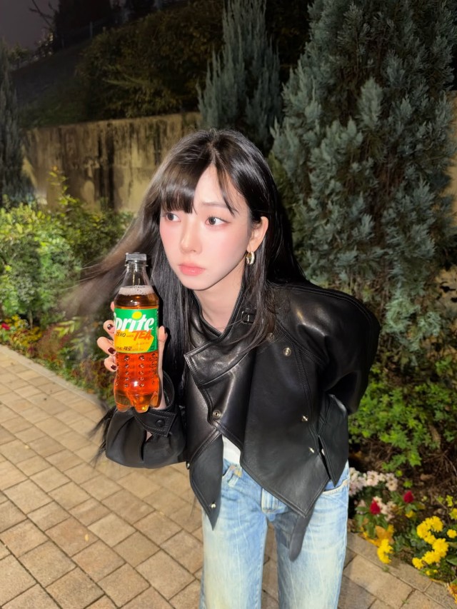 KARINA、レザージャケットを着て伝えた爽やかな近況...自然な魅力