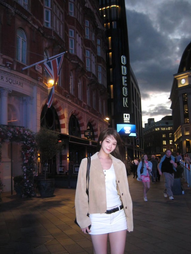 LE SSERAFIM Kim Chaewon、夜の街を背景に近況を伝える...都会の洗練された魅力