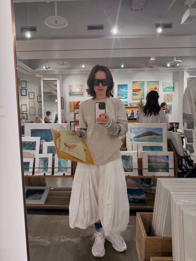 Son Ye-jin shares recent updates from Yokohama, Japan... Bright smile against the backdrop of an amusement park