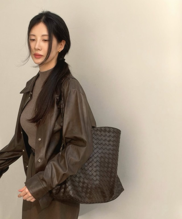 ソヒョン、秋の風情を満喫した日常を公開...ブラウンコートとブーツで魅せた洗練された美しさ
