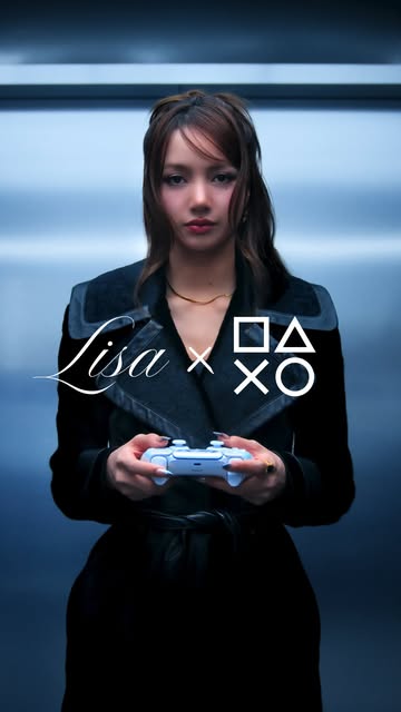 Black Pink Lisa, stylish charm holding a gamepad... collaboration with PlayStation