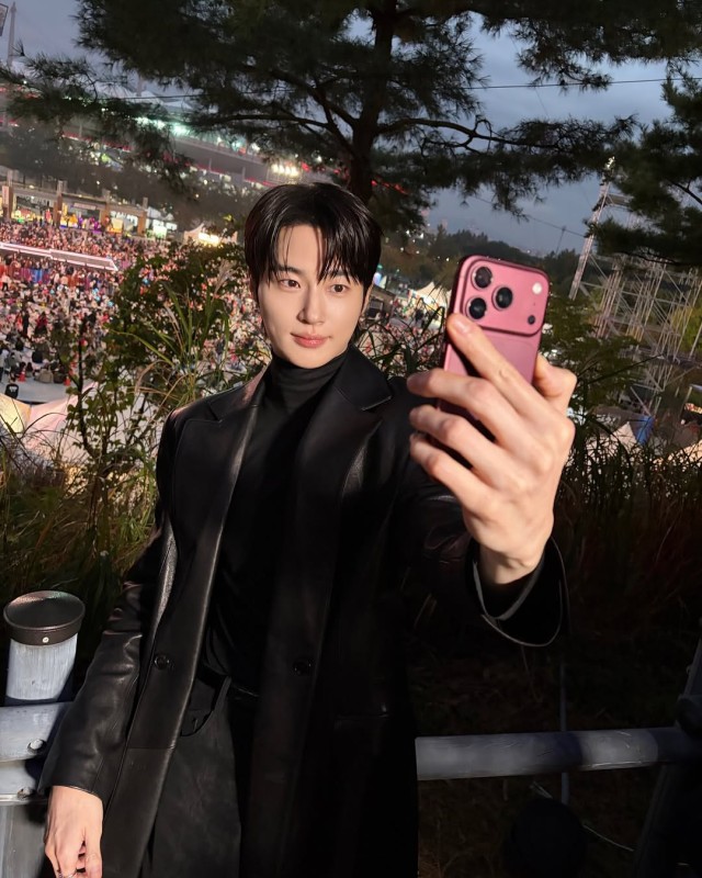 Byeon Wooseok, wearing a leather jacket, shares recent news... chic charm under blue lighting