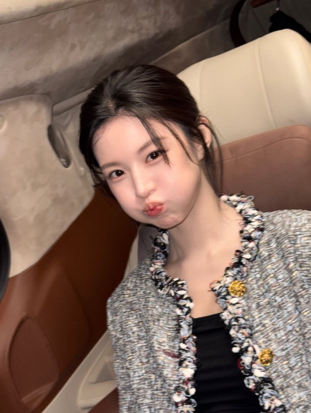 Go Younjung, wearing a gray jacket paired with jeans... reveals a stylish autumn mood update