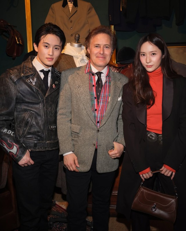 Singer Mark attends Tokyo event with Jung Soo-jung... 