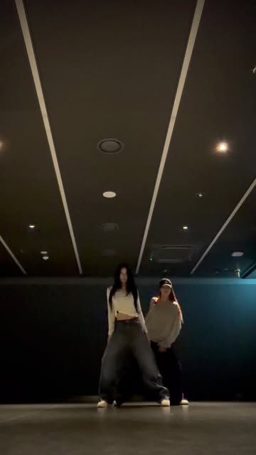 ITZY、新曲ステージ映像公開...白いクロップトップとジーンズで力強いパフォーマンス