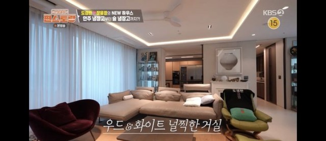 Do Kyung-wan sells his vintage watch to pay taxes, saying 