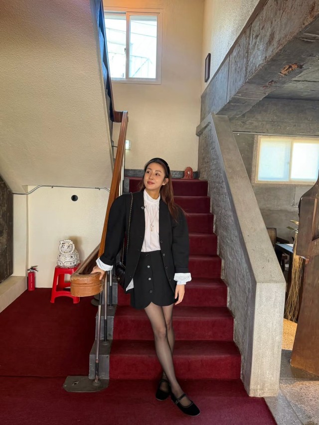 Kang So-ra reveals a relaxed autumn daily look wearing a miniskirt... her sophisticated vibe draws attention