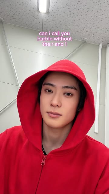 NCT 127 ジェヒョン、赤いフーディーを着て近況を伝える...落ち着いた表情でファンと交流