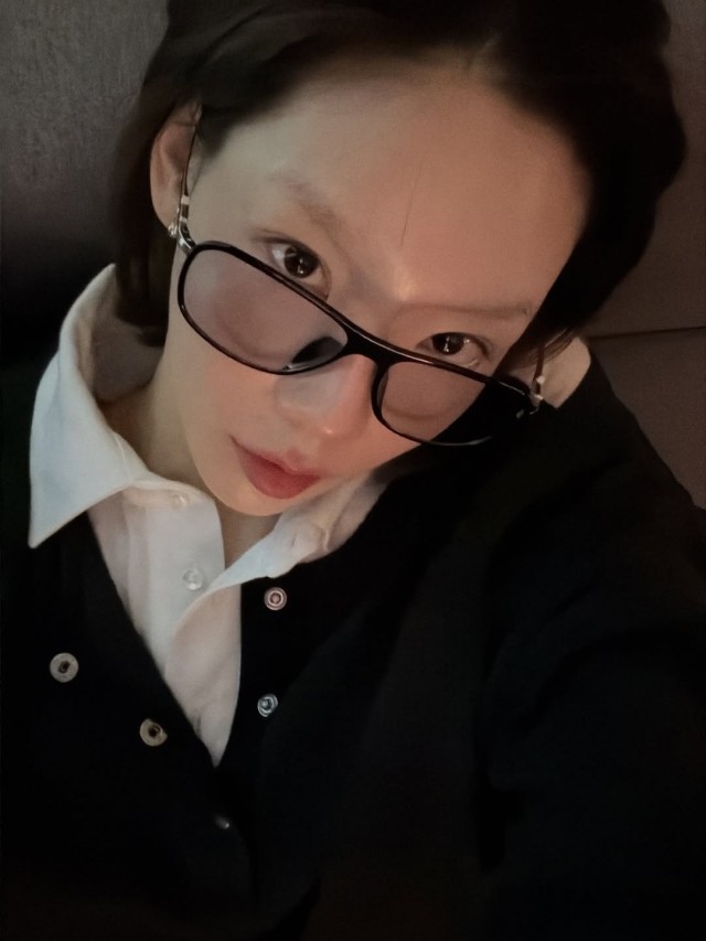 Taeyeon shares an honest daily life wearing large glasses... unfiltered, natural charm