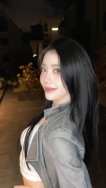 Kep1er Shen Xiao Ting、クロップトップにジャケットを羽織り、優雅なビジュアルを披露...街を明るくする笑顔