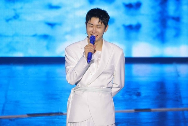 Young Tak holds 'TAK SHOW 5' in Jeonju... Engages with the audience amid heavy rain