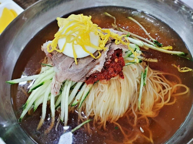 부산 울산 경남에서 냉면보다 많이 먹는 밀면.jpg