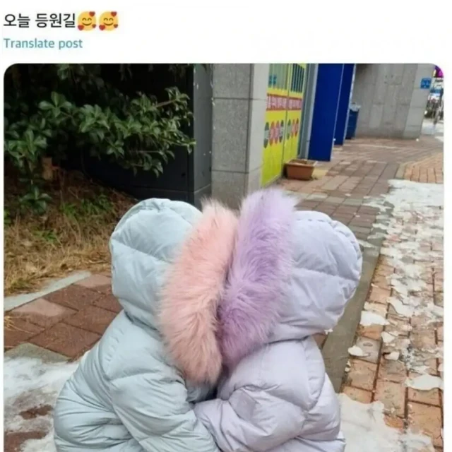 유치원 가는 길에 친구를 만나버린 꼬맹이.jpg